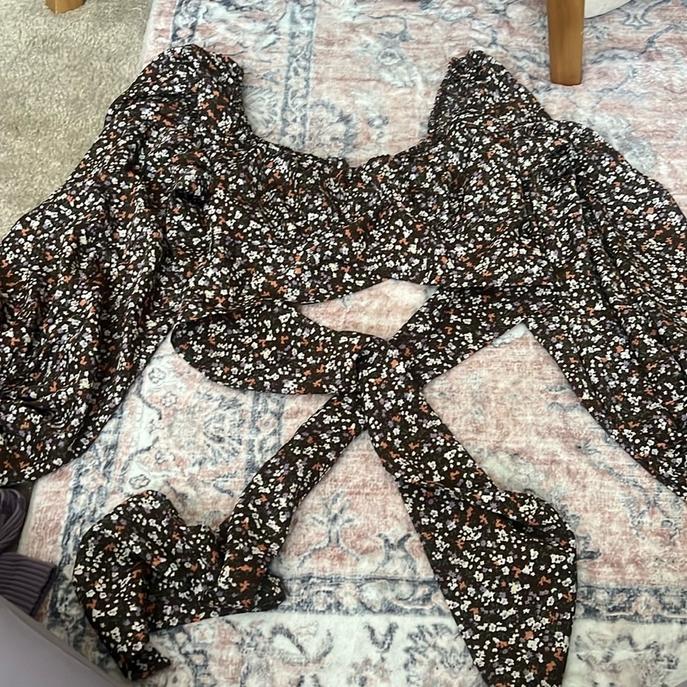 brown puffy sleeve floral top with bow in back